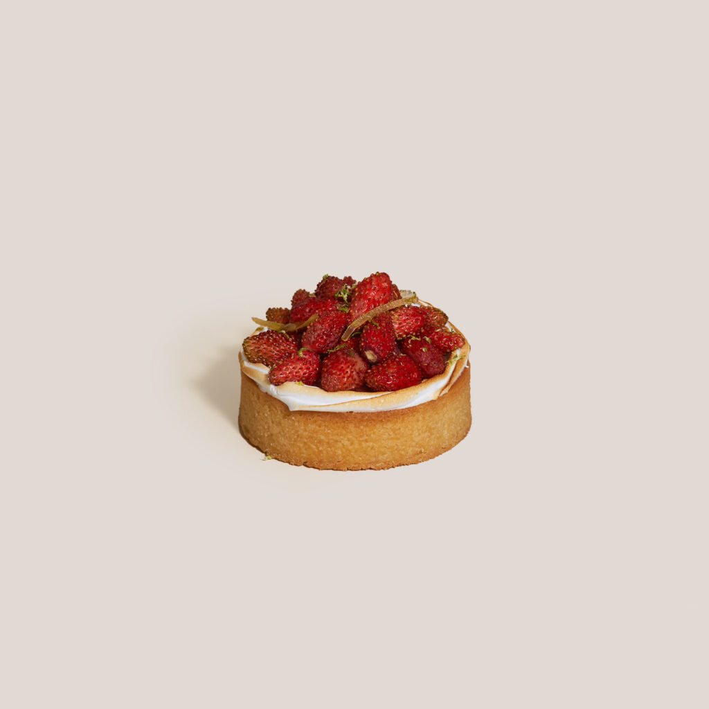 Red fruits and individual meringue