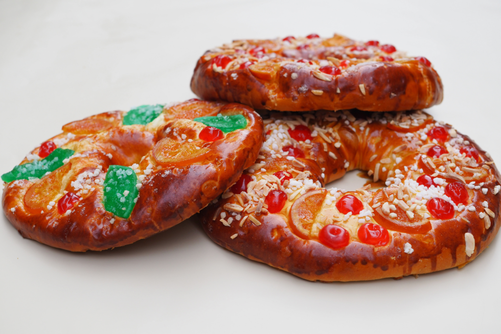 ROSCÓN DE REYES con sorpresa, haba y corona.